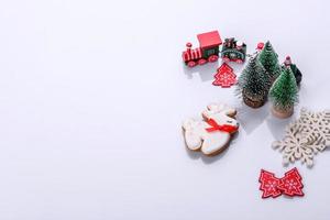 elementos de cenário de natal, brinquedos, pão de gengibre e outras decorações de árvores de natal foto