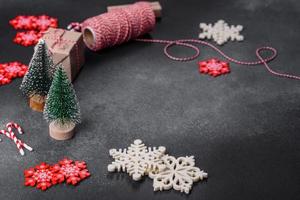 brinquedos de natal e decorações em um fundo escuro de concreto foto