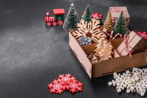 brinquedos de natal e decorações em um fundo escuro de concreto foto