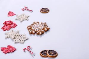 elementos de cenário de natal, brinquedos, pão de gengibre e outras decorações de árvores de natal foto
