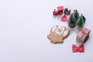 elementos de cenário de natal, brinquedos, pão de gengibre e outras decorações de árvores de natal foto