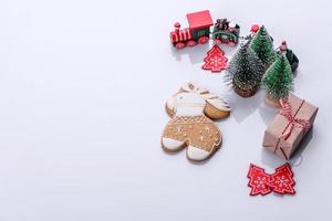 elementos de cenário de natal, brinquedos, pão de gengibre e outras decorações de árvores de natal foto