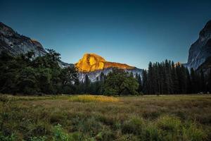 sol no pico da montanha no parque nacional de yosemite foto