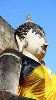 escultura de estátua de buda closeup no templo em sukhothai foto