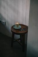 café com leite na mesa redonda com óculos de sol foto