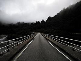 estrada através da névoa e árvores foto