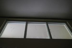 três caixas de janela de vidro na parte superior da casa foto