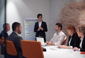 grupo de pessoas de negócios na reunião foto