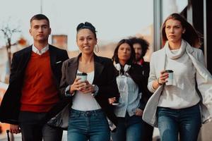 empresários elegantes andando em uma cidade moderna após um dia de trabalho duro foto