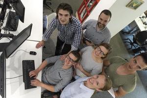 grupo de empresários de inicialização trabalhando em equipe para encontrar solução foto