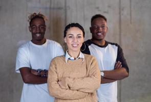 retrato de equipe de negócios multiétnica casual na frente de uma parede de concreto foto