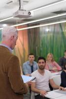 professor com um grupo de alunos em sala de aula foto