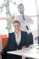 retrato de casal de negócios no escritório foto