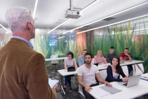 professor com um grupo de alunos em sala de aula foto