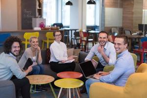 equipe de negócios de inicialização em uma reunião no prédio de escritórios moderno foto