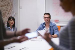 equipe de negócios em uma reunião no prédio de escritórios moderno foto