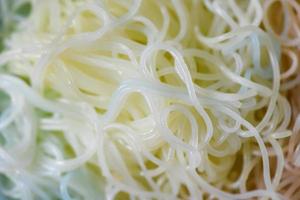 fundo de macarrão de arroz tailandês close-up macarrão de aletria de comida tailandesa foto