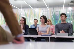 professor com um grupo de alunos em sala de aula foto