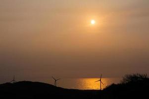 turbinas eólicas ao pôr do sol