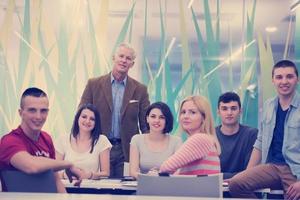 retrato de professor com grupo de alunos em segundo plano foto