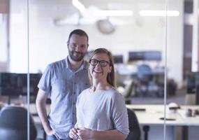 casal de negócios no escritório foto