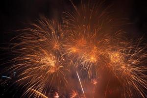 fogos de artifício no rio no céu escuro foto