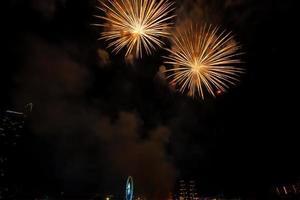 fogos de artifício no rio no céu escuro foto