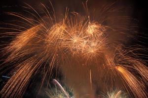 fogos de artifício no rio no céu escuro foto