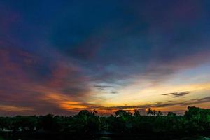 belo pôr do sol sobre o campo foto