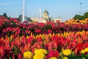 praça real, ou praça do palácio dusit, com salão do trono ananta samakhom e estátua equestre do rei chulalongkorn, em aun ai rak khlai khwam nao feira de inverno, bangkok, tailândia foto