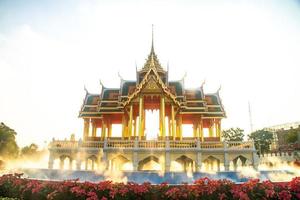 praça real, ou praça do palácio dusit, com salão do trono ananta samakhom e estátua equestre do rei chulalongkorn, em aun ai rak khlai khwam nao feira de inverno, bangkok, tailândia foto