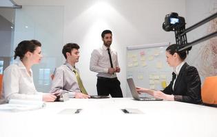 pessoas de negócios grupo brainstorming e tomar notas para flip board foto