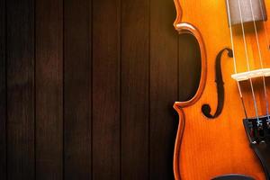 instrumento musical, instrumento clássico de violino em fundo de madeira. foto