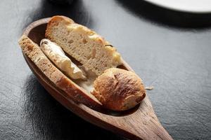 diferentes tipos de pão fresco na mesa, pão, farinha e padaria foto