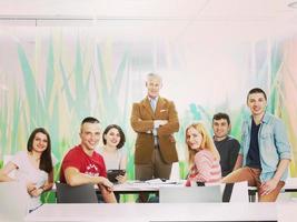 retrato de professor em sala de aula com grupo de alunos em segundo plano foto
