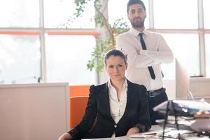 retrato de casal de negócios no escritório foto