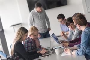 grupo de jovens reunidos no escritório de inicialização foto