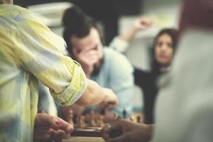 grupo multiétnico de empresários jogando xadrez foto