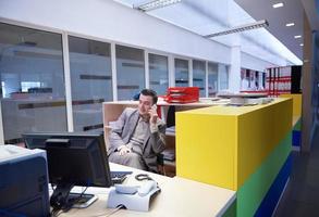 homem de negócios falando por telefone no escritório foto