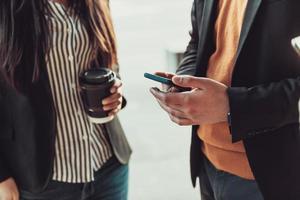 foto macro de jovens usando o telefone durante uma pausa no trabalho.espaço livre