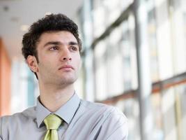 retrato de homem de negócios jovem no escritório moderno foto