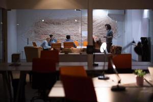 equipe de negócios em uma reunião no prédio de escritórios moderno foto