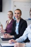 grupo de jovens empresários na reunião de equipe no escritório moderno foto