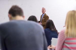 professor com um grupo de alunos em sala de aula foto