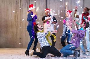 grupo multiétnico de empresários casuais com festa de confete foto