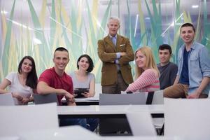 retrato de professor com grupo de alunos em segundo plano foto