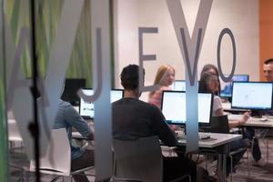 grupo de estudantes de tecnologia trabalhando na sala de aula da escola de laboratório de informática foto