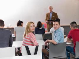 professor com um grupo de alunos em sala de aula foto