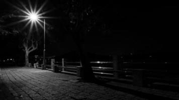 calçada da cidade e poste de luz - preto e branco foto