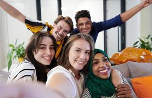 grupo de empresários multiétnicos casuais tomando selfie foto